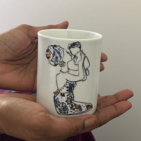 Mug  Yaye en porcelaine de limoges dessiné et peint à la main