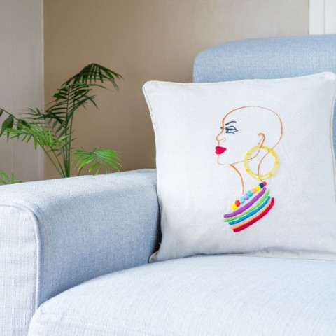 Cushion cover 40x40cm in cotton with artisanal embroidery.